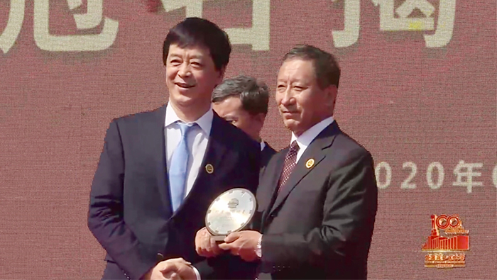 2020年，张思民董事长被授予“哈尔滨工业大学终身名誉校董”